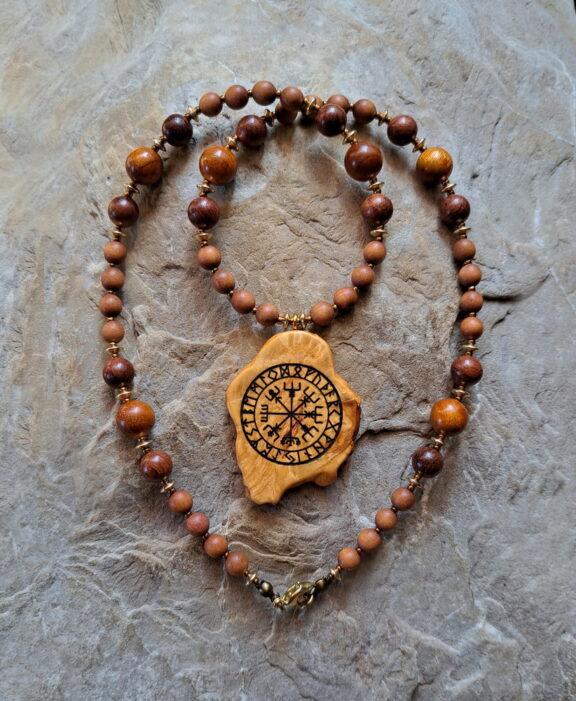 Holz Anhänger mit dem Symbol Vegvisir an einer Sandelholz Perlenkette