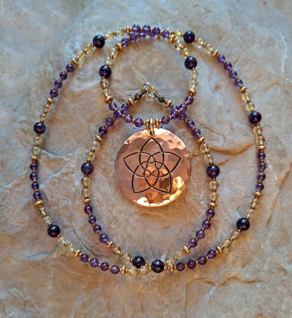 Venusblume Kupfer Amulett an Perlenkette aus Citrin und Amethyst