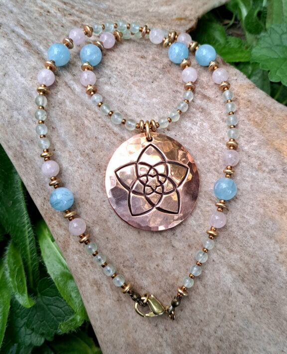 Venusblume Kupferamulett an Heilsteinkette aus Prehnit, Rosenquarz und Aquamarin