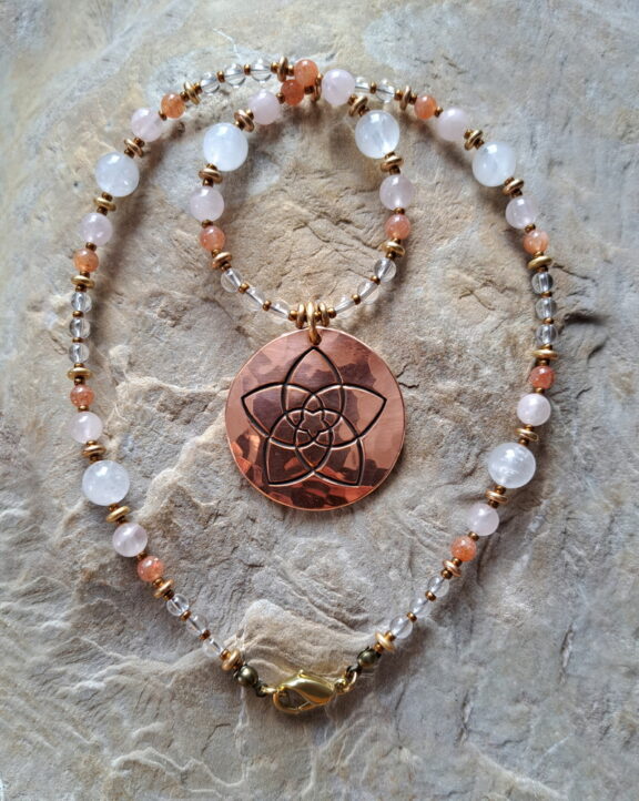 Venusblumen Kupfer Amulett an Edelsteinkette aus Sonnenstein, Mondstein, Rosenquarz und Bergkristall