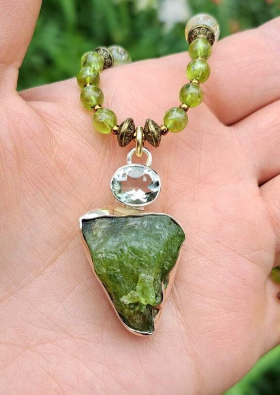 Grüner Verdelith-Heilstein-Anhänger in Silber gefasst - handgefertigter Edelschmuck mit Heilsteinperlen aus Peridot und Rutilquarz - Brautschmuck als Edelsteinhalskette