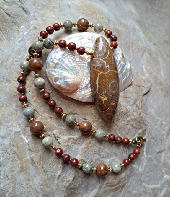 Versteinerte Koralle Amulett - handgemacht