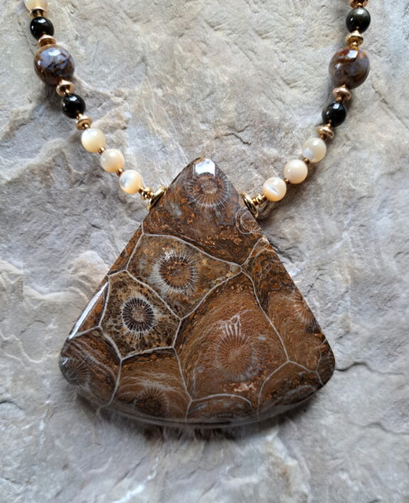 Versteinerte Koralle Anhänger - handgeschliffen