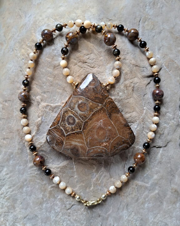 Versteinerte Koralle Edelsteinkette - handgemacht