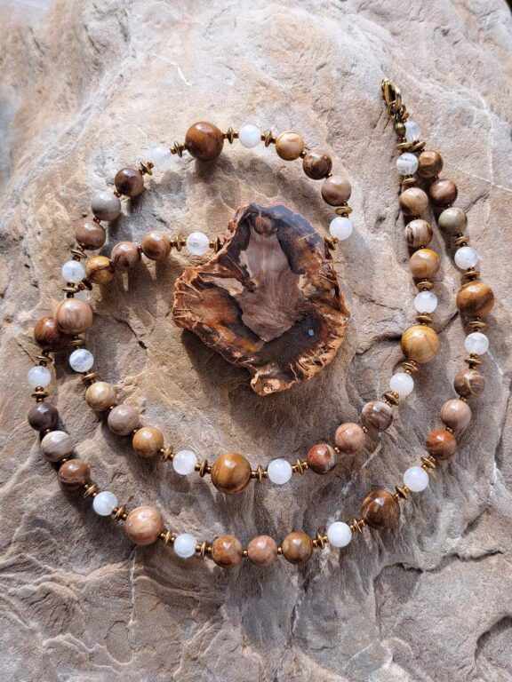 Versteinertes-Holz-Anhänger an Edelsteinkette aus fossilen Holzperlen - edler Yogaschmuck