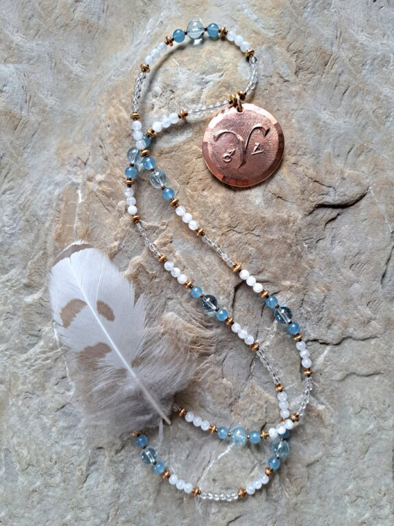 Sternzeichen Widder Kupfer Amulett an Edelsteinkette aus Topas, Aquamarin, Bergrkristall und Mondstein
