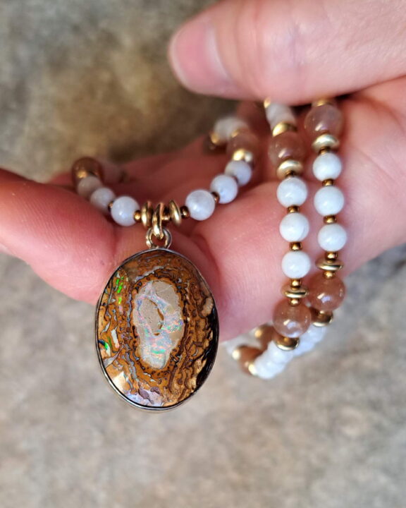 Meditationsschmuck als Perlenkette: Boulder-Opal-Anhänger mit Edelsteinperlen - von Hand gefertigt